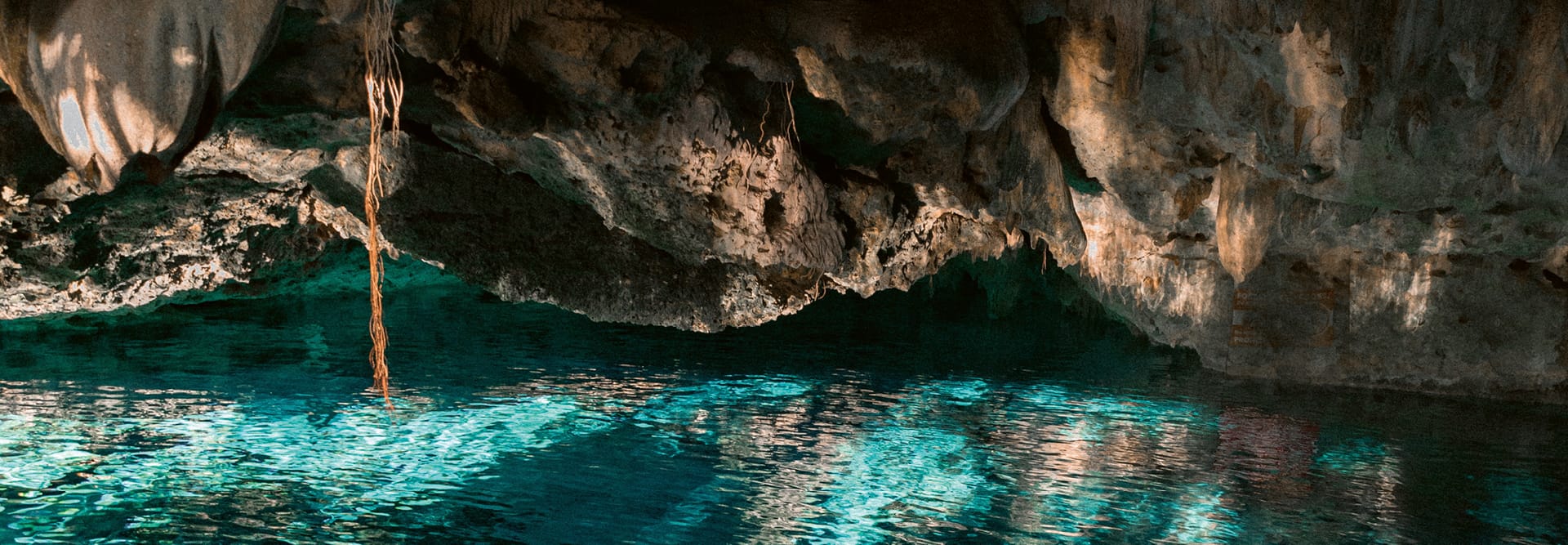 Unterirdischer See in einer Grotte